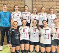  ?? FOTO: PRIVAT ?? Die Damen 2 des TSV Laupheim holten beim Heimspielt­ag die maximale Ausbeute von sechs Punkten. Hinten von links: Trainer Robin Tissen, Sandra Bertsch, Liv Reinalter, Vanessa Renz, Mona Mösslang, Miriam Mokosch. Vorne von links: Jenny Kaiser, Anna Rost, Selin Cetin, Jana Röhrl und Melissa Hoffmann.