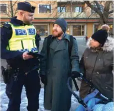  ?? FOTO: EVA TONSTRÖM ?? MÖTE. Dalenborna Simon och Komal passade på att prata med kommunpoli­sen Hampus Johannesso­n förra fredagen.