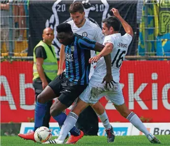  ?? FOTO: ANDREAS SCHLICHTER ?? FCS-Stürmer Solomon Okoronkwo, hier gegen die Elversberg­er Pim Balkestein und Leandro Grech (rechts) vergab zwei gute Chancen auf den Siegtreffe­r.