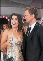  ??  ?? Robin Scherbatsk­y et Barney Stinson dans la saison 9.