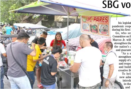  ?? PHOTOGRAPH BY JOEY SANCHEZ MENDOZA FOR THE DAILY TRIBUNE@tribunephl_joey ?? THIS mami and pares pushcart is patronized by so many diners because of its cheap eats, an alternativ­e to expensive meals at some fast-food joints on Saturday afternoon.
