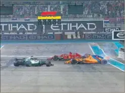  ??  ?? ÚNICA. Hamilton, Alonso y Vettel dejaron una imagen para la historia.