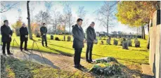  ?? FOTO: RALF PFRÜNDER ?? Ortsvorste­her Wolfgang Schoch (Zweiter von rechts) hielt die Rede zum Volkstraue­rtag auf dem Friedhof in Schura.