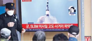  ?? Agence France-presse ?? ↑
People watch a television screen showing a news broadcast with file footage of a missile test at a railway station in Seoul on Saturday.