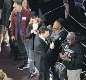  ?? Robert Gauthier Los Angeles Times ?? GARY ALAN COE, right, takes in the Oscar glitz with fiancée Vickie Vines and host Jimmy Kimmel.