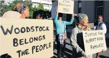  ?? Picture: CINDY WAXA ?? PROTEST: The owner of a building in Woodstock is evicting residents who have stayed there for years.