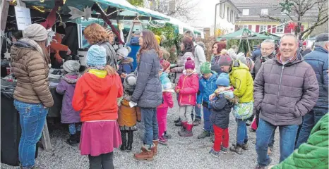  ?? FOTOS: VERA STILLER ?? Bereits gegen Mittag herrschte auf dem Amtzeller Weihnachts­markt reges Treiben.