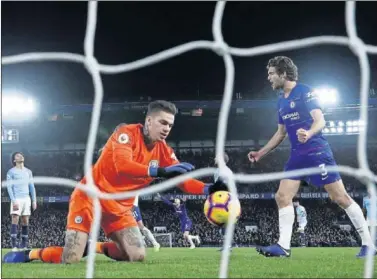  ??  ?? DERROTA. Ederson recoge el balón tras encajar el primer gol anotado por Kanté.