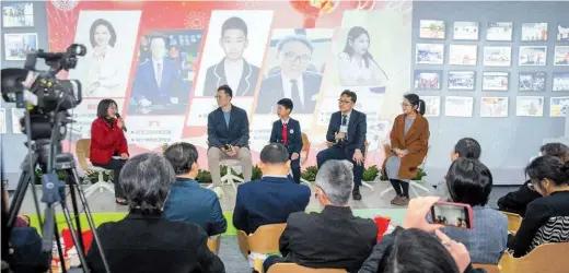  ?? ?? A news briefing at Mingqiang Primary School highlights its pioneering launch of the first campus multimedia center in Minhang District. — Ti Gong