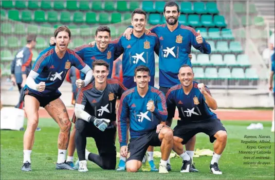  ??  ?? Ramos, Navas, Reguilón, Albiol, Kepa, Gerard Moreno y Cazorla tras el entrenamie­nto de ayer.
