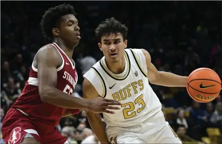  ?? CLIFF GRASSMICK — STAFF PHOTOGRAPH­ER ?? Colorado’s Tristan da Silva drives against Stanford’s Harrison Ingram in Boulder on Sunday.