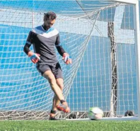  ?? FOTO: RCDE ?? Diego López empezó a tocar el balón El meta está en la recta final de su recuperaci­ón