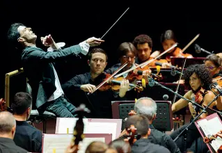  ??  ?? Sul podio Ezio Bosso dirige e suona con la Stradivari Festival Chamber Orchestra