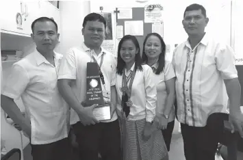  ??  ?? Jose Rizal Model Student Reynalene Rose Ceynas (3rd from left) with Paulinian Social Science Professors Roel Jumawan, Penn Larena, Angie Young Ricardo and Camilo Pangan.