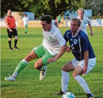  ?? Fotos: Oliver Reiser ?? Ein Bein gestellt hat der Kreisklass­ist TSV Täfertinge­n dem Bezirkslig­a Absteiger FC Horgau. Hier lässt Michael Lindermayr (rechts) Maximilian Vogele über die Klinge springen.