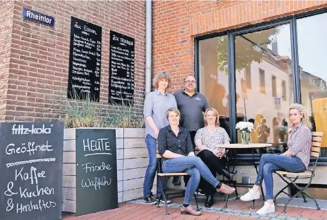  ?? FOTO: THORSTEN LINDEKAMP ?? Simon Vos mit der neuen Belegschaf­t vom neuen Bistro „Leni & Theo“, an der Straße Rheintor 1.