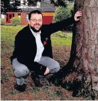  ?? 301017BURI­AL_01 ?? Historic site Stirling Council archaeolog­ist Dr Murray Cook at the chambered cairn