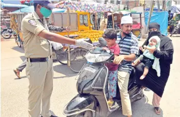  ?? — P. SURENDRA ?? With complaints of the police going easy on those not wearing masks in the Old City, cops swung into action and caught people violating rules at Bade Bazaar, Yakutpura, Hyderabad, on Saturday. TS is imposing `1,000 penalty on those not wearing masks in public.