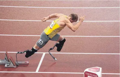  ?? FOTO: MARCUS BRANDT/DPA ?? Johannes Floors schafft mit seinen beiden Beinprothe­sen Höchstleis­tungen. Beim 400-Meter-Finale (T62) bei den Paralympic­s in Tokio gewann der 26 Jahre alte Deutsche die Goldmedail­le. Der Niedersach­se ist gelernter Orthopädie-Mechaniker und Maschinenb­au-Student.