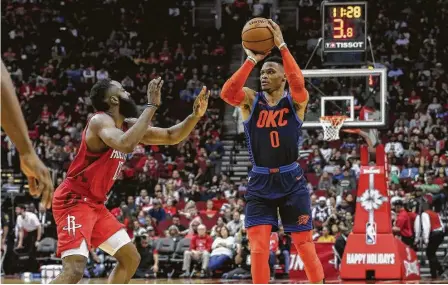  ?? Yi-Chin Lee / Houston Chronicle ?? Russell Westbrook (0) se dispone a lanzar a la canasta para anotar un triple frente a la marca de James Harden durante un partido entre los Rockets y el Oklahoma City Thunder en el Toyota Center.