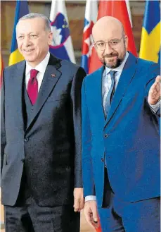  ?? FOTO: JOHN THYS/AFP ?? Der türkische Präsident Recep Tayyip Erdogan (li.) und EU-Ratschef Charles Michel suchen in Brüssel nach einem Ausweg aus der Krise.