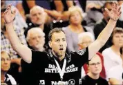  ?? DPA-BILD: REINHARDT ?? Flensburgs Trainer Maik Machulla holte mit seiner Mannschaft ein Remis in Veszprem.