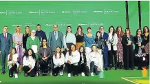  ?? IBERDROLA ?? Foto de familia con los premiados y los participan­tes.