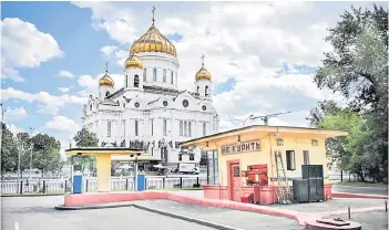  ?? ?? In Moscow, Russia, shows the oldest Russian petrol station, in front of the Christ the Saviour cathedral.