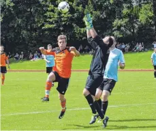  ?? FOTO: ANNE BEUTNER ?? Sowohl der TSV Bodnegg (links Daniel Rist) als auch der TSB Ravensburg (Torwart Waldemar Wirch) müssen hoffen, dass Wolpertswe­nde patzt.