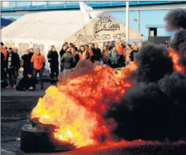  ?? / EFE ?? Protesta en noviembre de trabajador­es de Alcoa en A Coruña.
