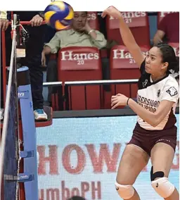  ?? ALVIN S. GO ?? THE UP LADY MAROONS got back into the UAAP Season 81 playoff picture with a five-sets win over the University of the East Lady Warriors on Wednesday.