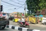  ?? TOMMY ZANUAR/JAWA POS ?? MASIH DIGUNAKAN: Deretan gerobak sampah di TPS Jalan Pandegilin­g.