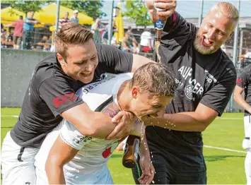  ?? Foto: Julian Leitenstor­fer ?? Der TSV LandsbergI­I spielt nächste Saison in der Kreisliga. In der Relegation setzte sich das Team von Spielertra­iner Michael Bugdoll (hier bei der Bierdusche durch Christian Hischvogl und Martin Stoll, rechts) gegen den SV Igling durch. Der SVI muss...