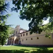  ??  ?? Le monastère de Saorge se refait une beauté extérieure en attendant de retrouver ses visiteurs.