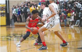  ?? WORSOM ROBINSON/FOR THE SUN-TIMES ?? Marquise Kennedy (24) scored 17 of his 34 points in the fourth quarter Tuesday.