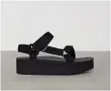  ??  ?? - Jeg skal kjøpe et par svarte sandaler fra Téva. De er så deilige å gå i.
Sko Téva, 780 kr.