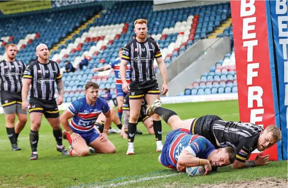  ?? Jackie Meredith ?? ●●Ben Killan touches down for Rochdale Hornets during last weekend’s big win against Newcastle Thunder at the Crown Oil Arena