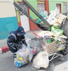  ?? UNIVERSIDA­D PILOTO DE COLOMBIA ?? La idea evitará que reciclador­es se corten al manipular basuras.