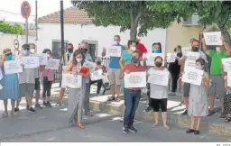  ?? EL DÍA ?? Protesta de los vecinos contra el recorte horario en su centro de salud.