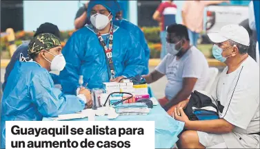  ?? ENRIQUE PESANTES / EL COMERCIO ?? • Una brigada de médicos atendía ayer casos sospechoso­s de covid-19 en la carpa que instaló el Municipio en la vía a Daule, en el norte.