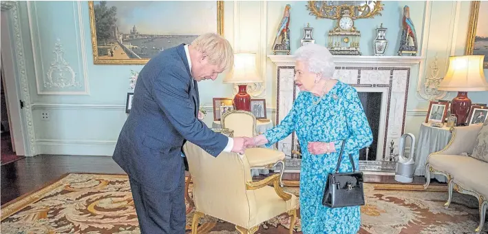  ?? EFE ?? Reverencia. El primer ministro Boris Johnson, ayer, al ser recibido por la reina Isabel II. Poco antes, la monarca había sido visitada por Theresa May, la jefa de gobierno saliente.