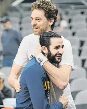  ?? FOTO: EFE ?? Pau Gasol y Ricky Rubio se abrazan antes del inicio del encuentro