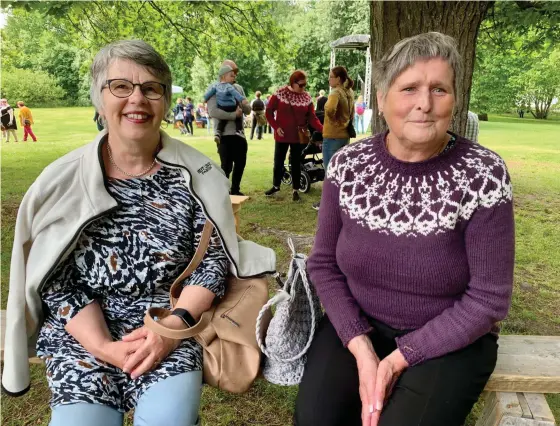  ?? FOTO: ANCI HOLM ?? Inga-Britt Stenhäll och Birgitta Ströbäck från Jakobstad är trogna tittare och besökte likt 4 200 andra Strömsö då det ordnades öppet hus. Birgitta också för att bli fotografer­ad i sin Strömsötrö­ja.