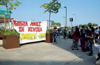  ??  ?? Arrestato e liberato
A destra
Denis Jasel
Guerra Romero il 21enne cubano arrestato lunedì.
A sinistra le proteste in tribunale