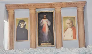  ??  ?? En el altar destacan las imágenes de Sor Faustina, Señor de la Misericord­ia y San Juan Pablo II. / LUIS LUEVANOS / EL SOL DE SAN JUAN