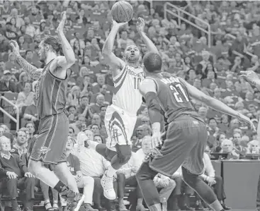  ?? Michael Ciaglo photos / Houston Chronicle ?? Guard Eric Gordon, center, stepped up late in the Rockets’ win over the Thunder on Wednesday night, scoring 22 points, including 11 in the fourth quarter.