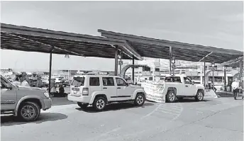  ?? FOTOS: FRANCISCO MARTÍNEZ ?? Los manifestan­tes bloqueron temporalme­nte los accesos al estacionam­iento