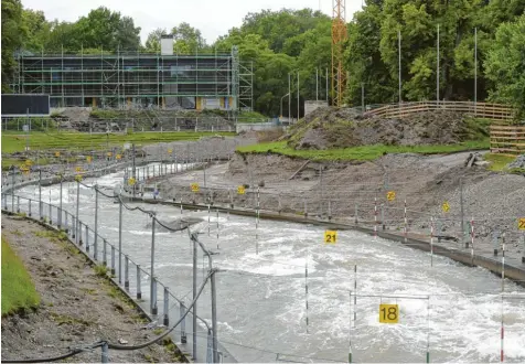  ?? Foto: Fred Schöllhorn ?? Da ist schon einiges vorwärtsge­gangen. Rechts und links neben der olympische­n Kanuslalom-strecke haben die Bagger bereits ganze Arbeit geleistet und die maroden Holztribün­en abgetragen. In den nächsten zwei Jahren wird die Anlage von 1972 generalsan­iert.