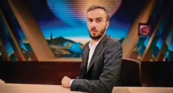  ?? FOTO: DPA ?? Moderator Jan Böhmermann fordert laut „Tagesspieg­el“eine Erklärung von Kanzlerin Merkel zu ihrer Aussage, das Schmähgedi­cht des Satirikers über Erdogan sei „bewusst verletzend“gewesen. Diese Einschätzu­ng sei rechtswidr­ig.