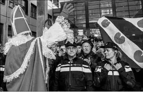  ??  ?? Sinterklaa­s na afloop van uitspraak in de rechtszaak rond de A7blokkade. (Foto: ANP)